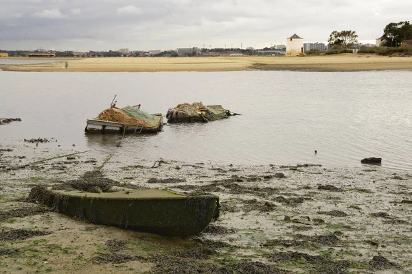 Sunk boat in the low tide — Stock Photo, Image