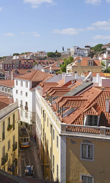 Typisch straatje van Lissabon — Stockfoto