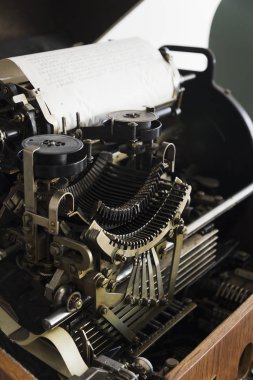 Daktilo makinesi. Ahşap kutu içinde bir antika daktilo kurmak detay