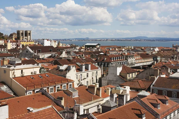 Sobre los tejados rojos de Lisboa — Foto de Stock