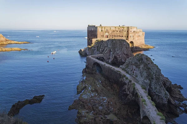 圣柱巴蒂斯塔堡。圣若昂 · 巴蒂斯塔在里斯本，葡萄牙的 Berlengas 岛的堡垒的视图 — 图库照片
