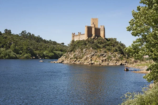 Blick auf die Burg von Almourol, inmitten des Flusses Tagus, bei Ribatejo, Portugal — Stockfoto