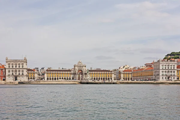 Commerce square (praca do comercio) in Lissabon vom Fluss tagus aus gesehen, portugal — Stockfoto