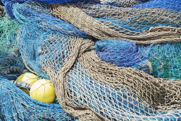 Filets de pêche colorés roulés avec deux petites bouées jaunes — Photo