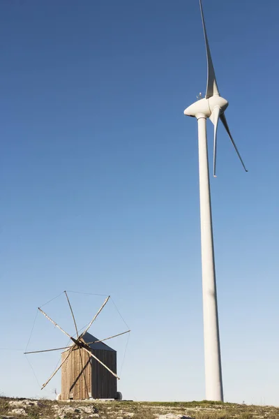 Moinhos de vento antigos e novos — Fotografia de Stock