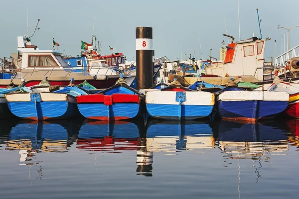 Barcos planos de madeira coloridos — Fotografia de Stock