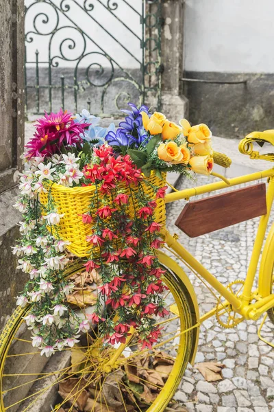 Classic Yellow bicycle — Stock Photo, Image