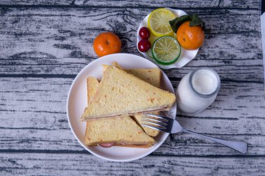 Özerk sandviç ve sade yoğurt