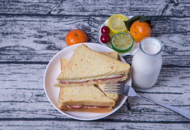 Özerk sandviç ve sade yoğurt