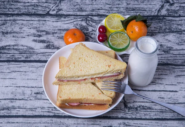 Özerk sandviç ve sade yoğurt