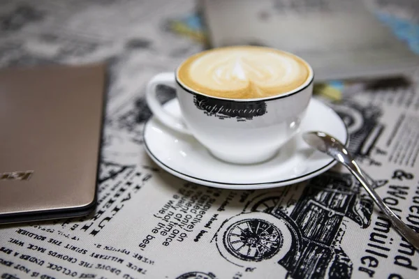 Свободное время, чтобы выпить чашку кофе — стоковое фото