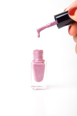 Beyaz arkaplanda tırnak cilası