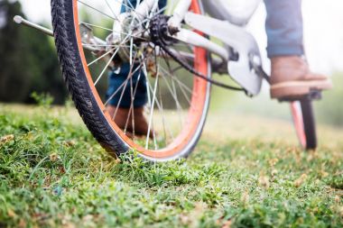 Çimlerin üzerinde bisiklet