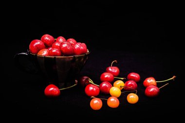 siyah arka plan üzerine taze kiraz