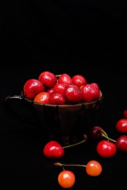 siyah arka plan üzerine taze kiraz