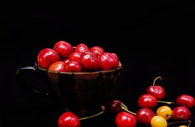 siyah arka plan üzerine taze kiraz