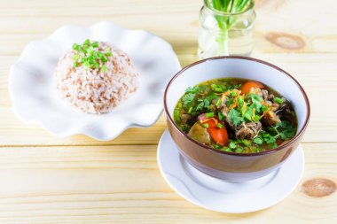 Çorba, et, sebze, kemik suyu olarak temel ve haşlanmış pirinç