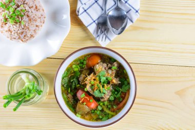 Çorba, et, sebze, kemik suyu olarak temel ve haşlanmış pirinç