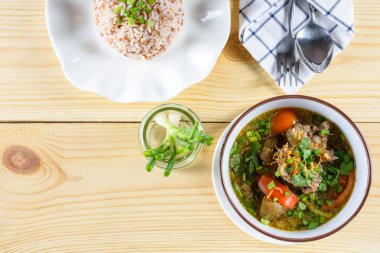 Çorba, et, sebze, kemik suyu olarak temel ve haşlanmış pirinç