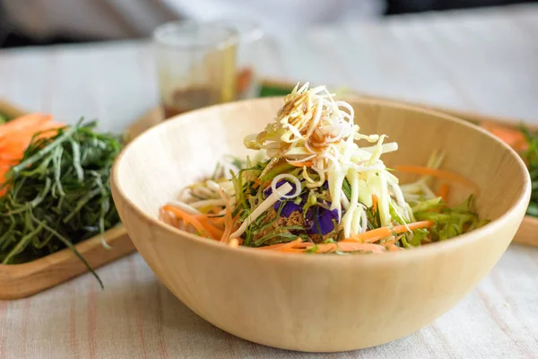 Ensalada de arroz en plato de madera, ñame Khao, cocina tailandesa — Foto de Stock