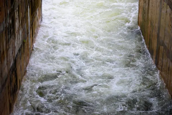 Débit d'eau sur le déversoir du barrage — Photo