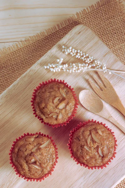 Cupcake di banana fatti in casa su legno placcato — Foto Stock