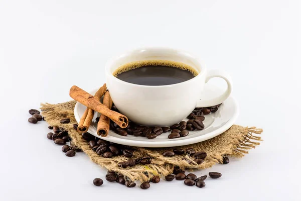 Tazza di caffè e fagioli sul sacco di canapa — Foto Stock