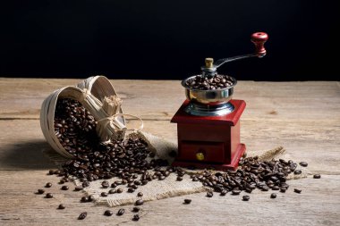 Kahve çekirdeği ve kahve öğütücüsü.