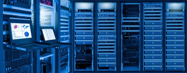 Monitor in data center kamer informatie typen netwerkverkeer worden overgedragen en status van apparaten weergeven — Stockfoto