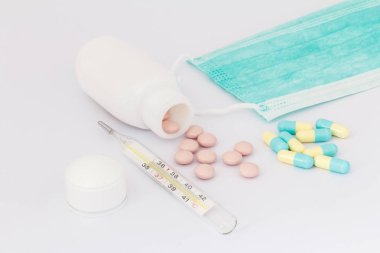 Yüz maskesi, Merkür termometre ve farklı şişe o haplarla