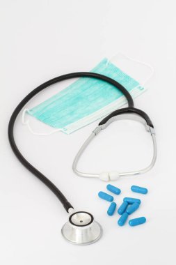 Phonendoscope, yüz maskesi ve açık renkli hapları