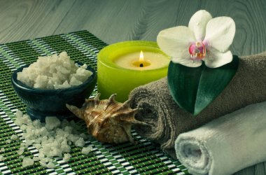 Spa Ürünleri ahşap zemin orkide çiçek, deniz ile kase üzerine 