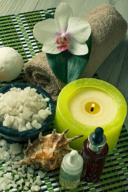 Spa Aksesuar ahşap zemin orkide çiçek, s ile kase üzerine