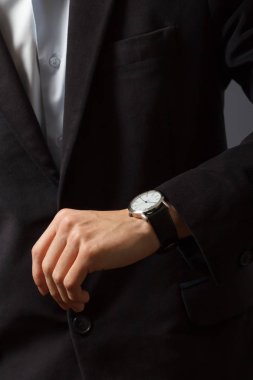 Adam saatine bakıyor