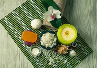 Spa Aksesuar ahşap zemin orkide çiçek, s ile kase üzerine