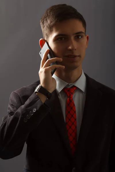 Un joven de traje habla por teléfono. — Foto de Stock