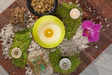 Spa doğa ürünleri. Deniz tuzu, papatya, sabun ve aromatik yağ 