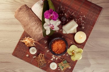 Yukarıdan ahşap arka plan üzerinde Spa aksesuarları görüntüleyin