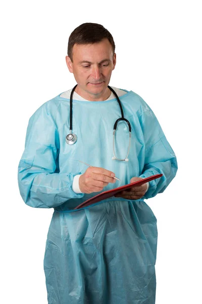 Médico con estetoscopio sosteniendo una pluma y escribiendo en un n — Foto de Stock