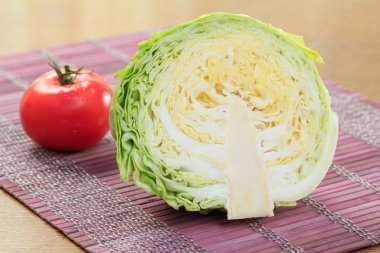 Taze lahana ve domates masada