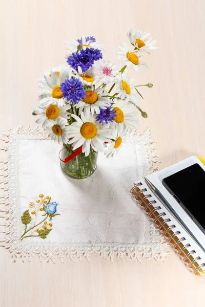 Daisy heřmánkový a chrpy v váza na dřevěný stůl — Stock fotografie