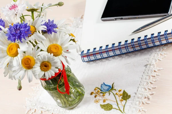 Daisy heřmánkový a chrpy v váza na dřevěný stůl — Stock fotografie