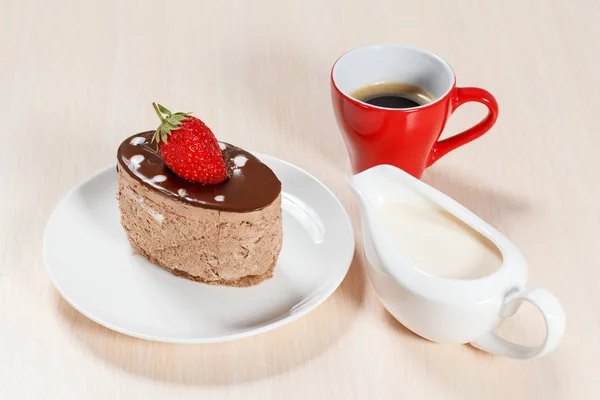 Pastel de chocolate en el plato blanco con una taza de café y un gra —  Fotos de Stock