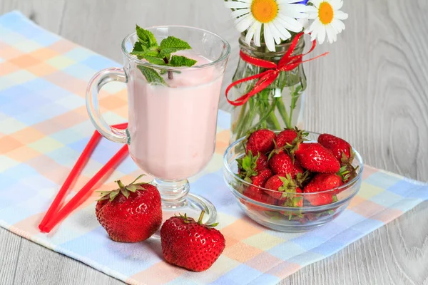 Copa de yogur con menta y fresas frescas y manzanilla —  Fotos de Stock
