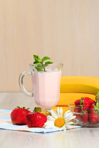 Copa de yogur con menta y fresas frescas, plátano, chamo —  Fotos de Stock