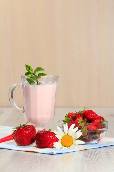 Copa de yogur con menta y fresas frescas sobre la mesa —  Fotos de Stock