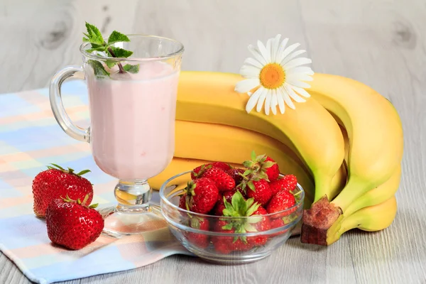 Copa de yogur con menta y fresas frescas, plátano, chamo —  Fotos de Stock