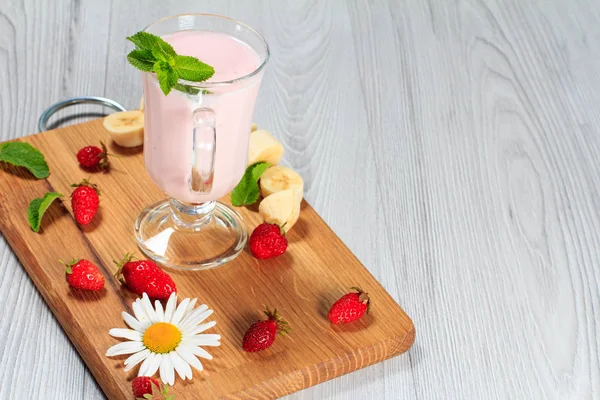 Vaso de batido de leche con menta y fresas frescas, plátano en —  Fotos de Stock