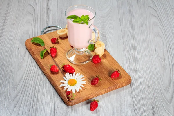 Vaso de batido de leche con menta y fresas frescas, plátano en —  Fotos de Stock