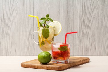 Soğuk limonata mojito limon ve nane bir yüksek cam ve st